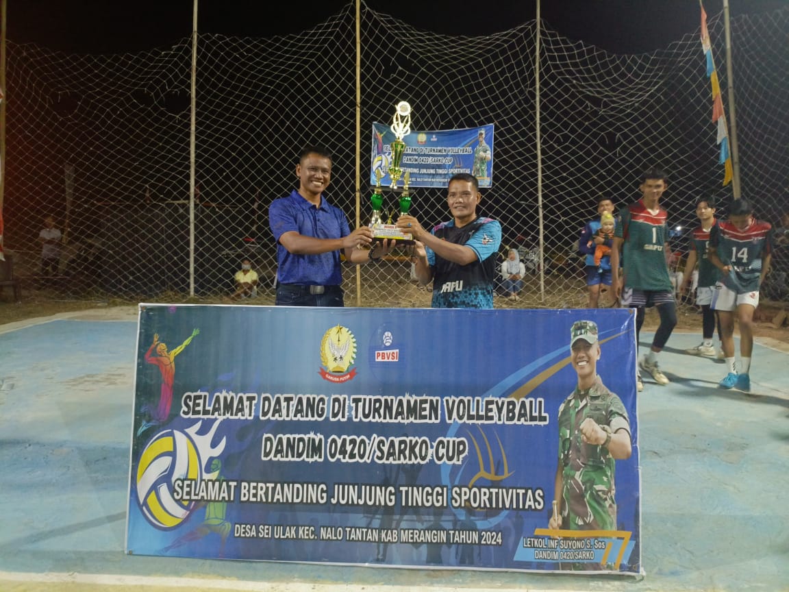 Dandim 0420/Sarko Letkol Inf Suyuno S.Sos Berikan Piala Turnamen Voli Dandim Cup di Desa Sungai Ulak