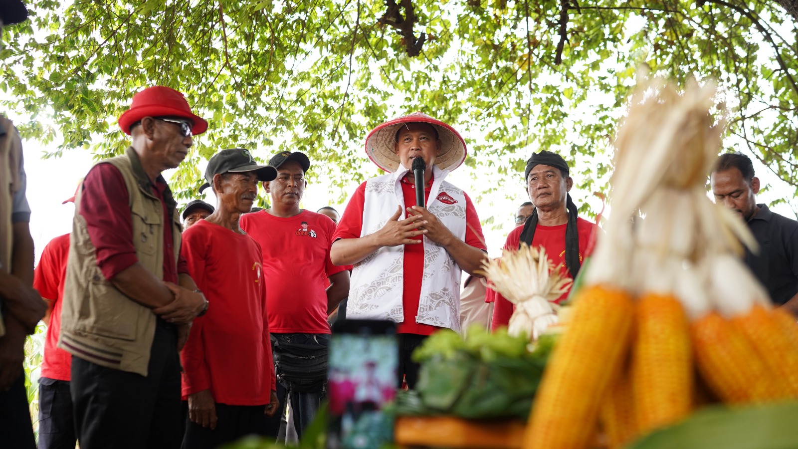 Hadiri Panen Raya Jagung, Tri Adhianto Didaulat Cawalkot Paling Peduli Petani