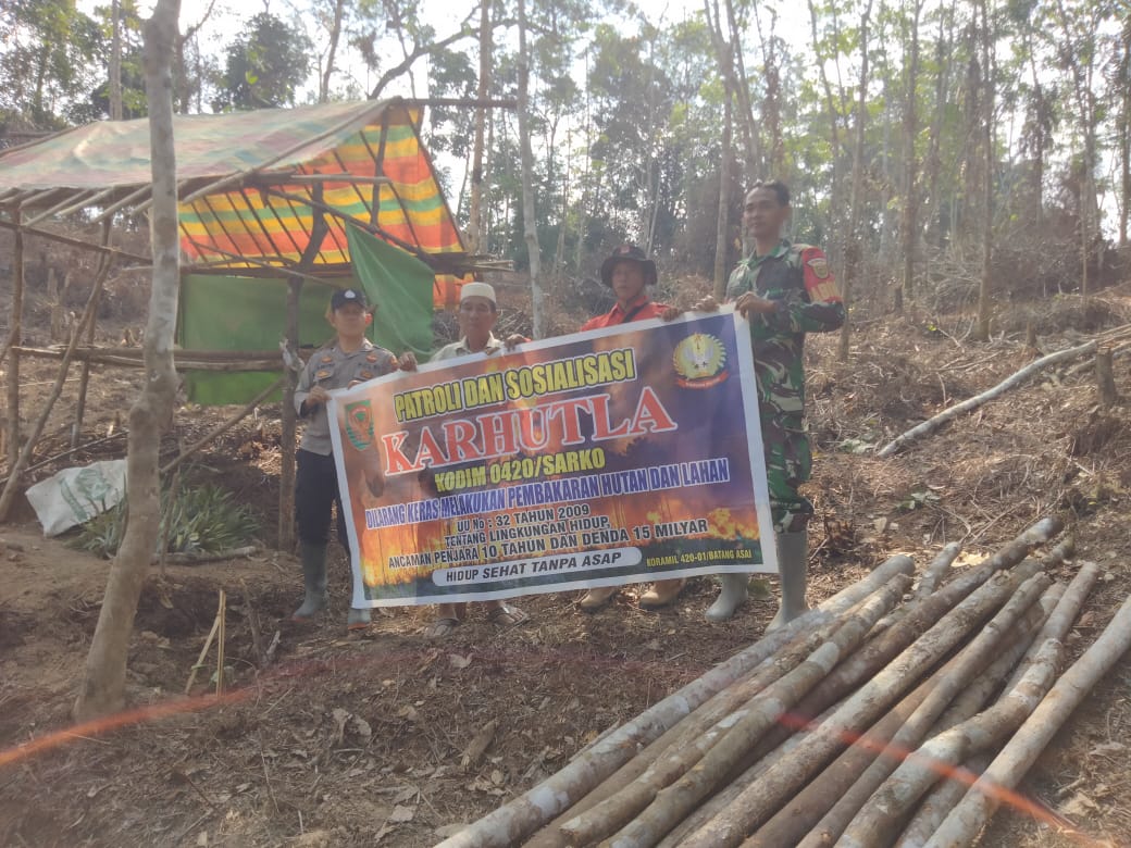 Babinsa Koramil 01/ Kodim 0420/Sarko, Koptu Suyanto, melaksanakan sosialisasi karhutla) di Desa Muara Air Dua