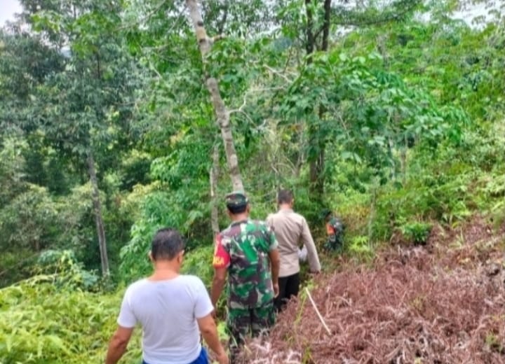 Komsos Dengan Warga Desa Binaan, Babinsa 02/Muara Limun Ingatkan Warga Tentang Bahaya Karhutla   