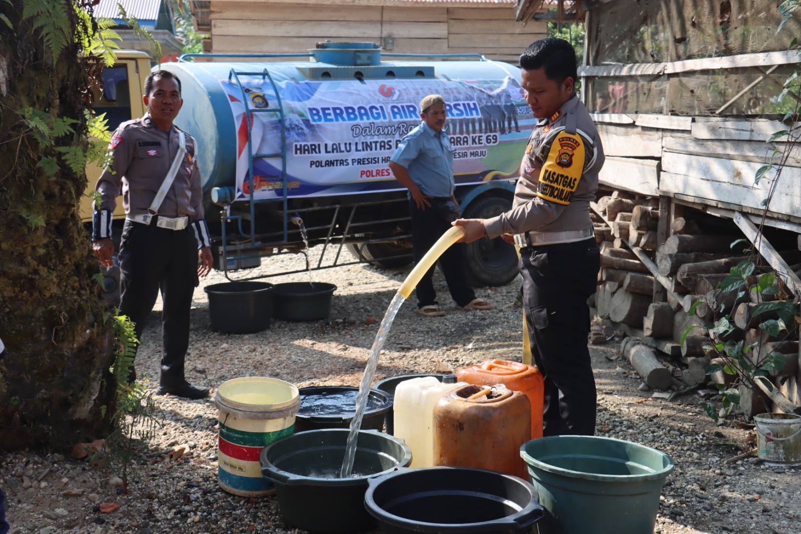 Satlantas Polres Sarolangun Laksanakan Bakti Sosial Untuk Masyarakat dengan Penyaluran Air Bersih di Lubuk Sepuh