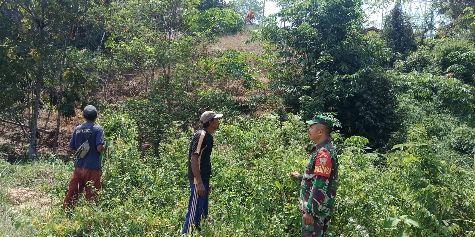 Sembari berpatroli, Babinsa Desa Sei Jering Koramil 420-07/Sei Manau Serka Ependes Suandi laksanakan sosialisasi Bahaya Karhutla