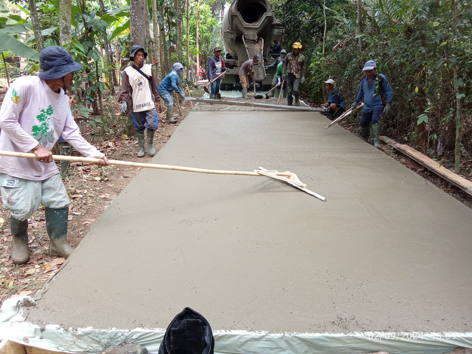 Pemerintah Desa Ciinjuk Sudah Mengucurkan Rabat Beton Di Kampung Ciinjuk RT 02/04 Dari Anggaran (DD)