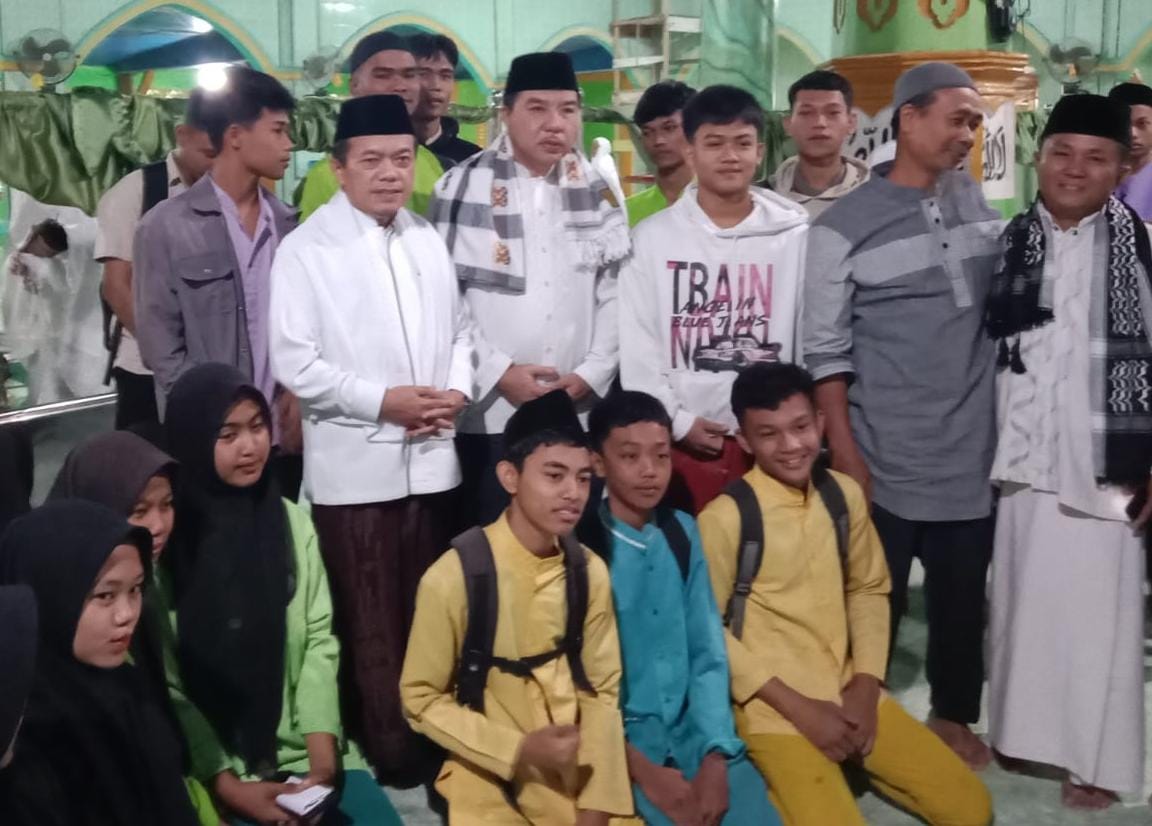 Pj Bupati Dampingi Gubernur Shubuh Jemaah di Kungkai serahkan Bantuan Paket Sembako dan Santunan