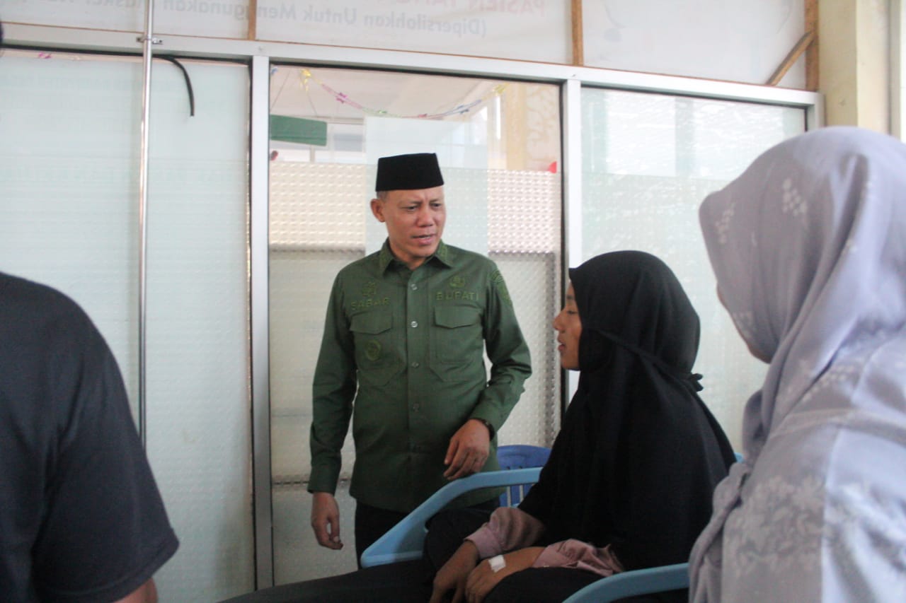 Bupati Sabar AS beserta Kapolres Pasaman, tinjau langsung 73 Orang Siswa SMP IT Cahaya Madani Dilarikan ke RSUD Tuanku Imam Bonjol