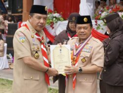 Pj) Bupati H Mukti selaku Ketua Mabicab Gerakan Pramuka Kabupaten Merangin menerima penghargaan Lencana Pancawarsa III, pada Apel Besar hari Pramuka ke-63 tahun 2024 di Lapangan Merdeka Kota Sungai Penuh,