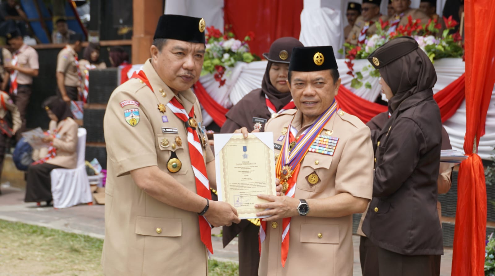 Pj) Bupati H Mukti selaku Ketua Mabicab Gerakan Pramuka Kabupaten Merangin menerima penghargaan Lencana Pancawarsa III, pada Apel Besar hari Pramuka ke-63 tahun 2024 di Lapangan Merdeka Kota Sungai Penuh,