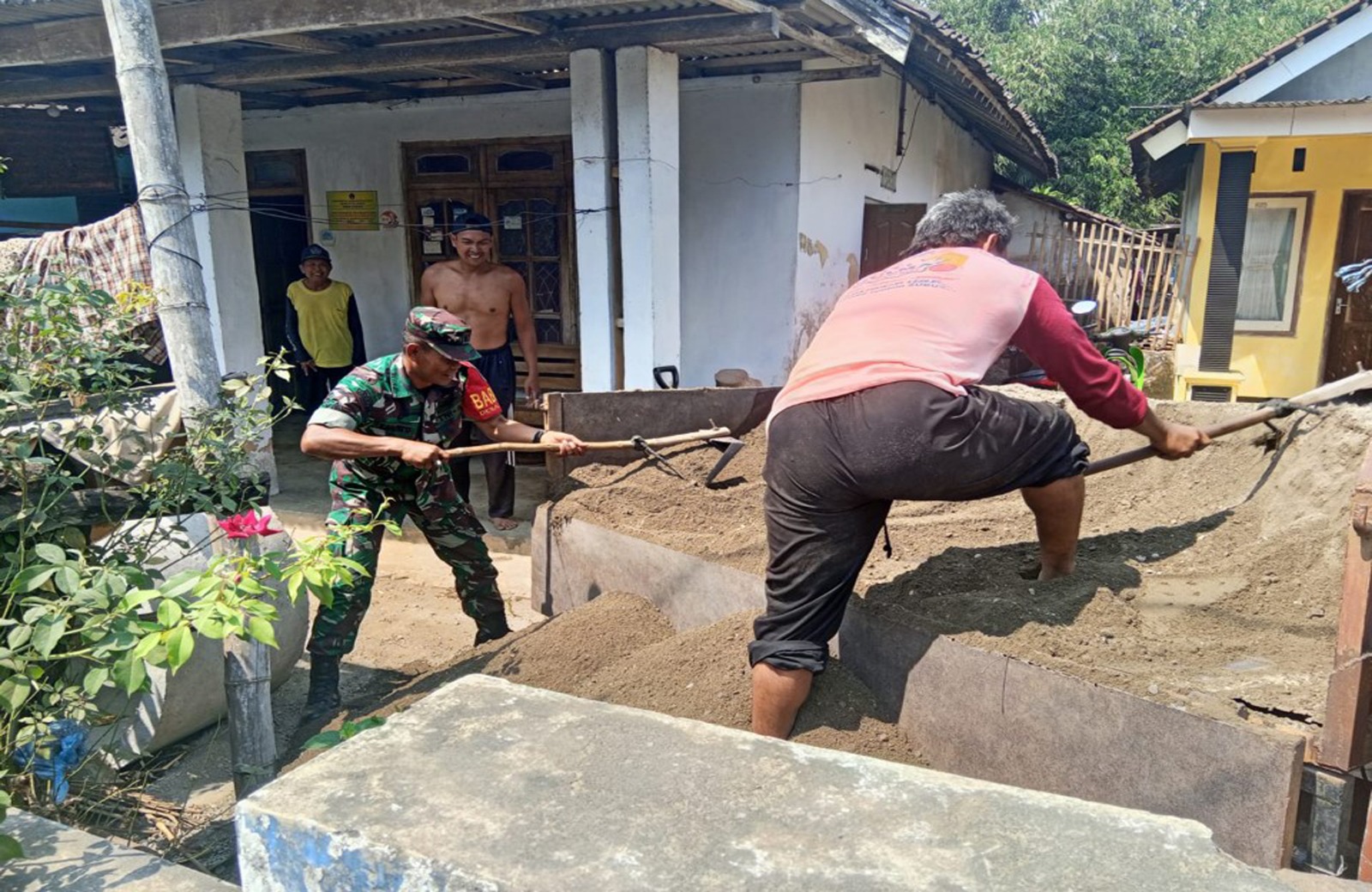 Wujudkan Lingkungan Yang Bersih Dan Sehat, Sertu Kasiyato Bantu Pembuatan Jamban Warga Binaannya