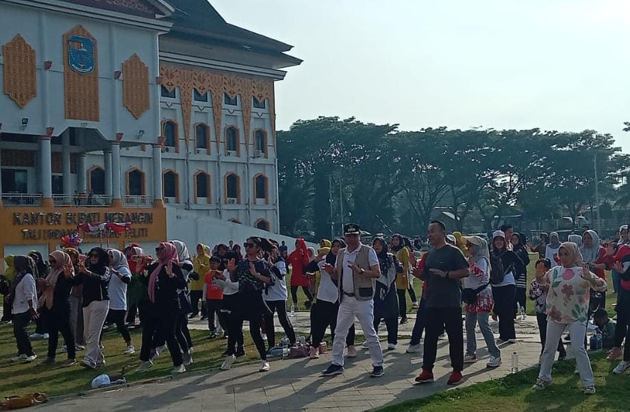 PJ. Bupati Merangin Jadi Bintang pada Senam Massal Sehat Merdeka Pemkab Merangin