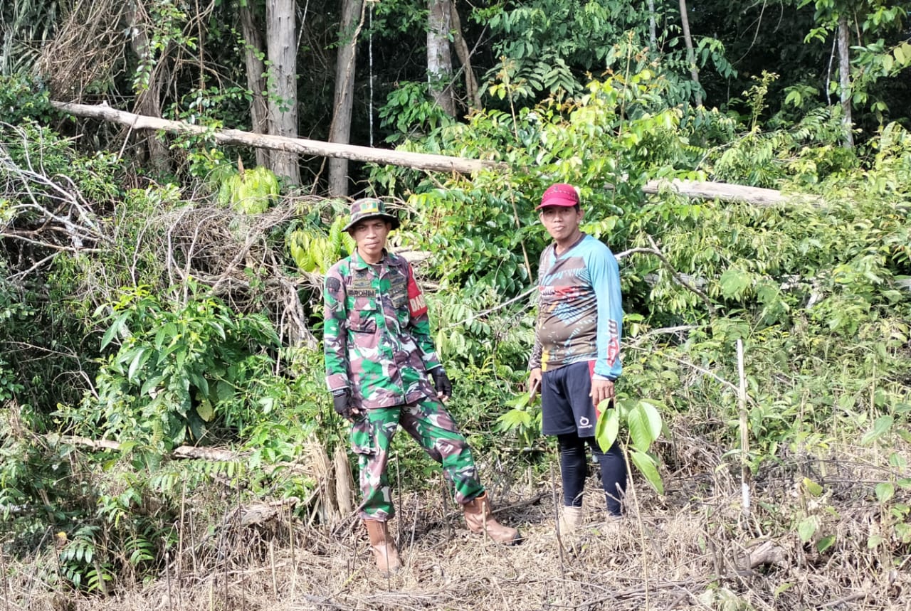 Babinsa Koramil 420+04/Sarolangun Melaksanakan Kegiatan Patroli Karhutla Bersama Warga Binaan