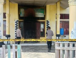 Polisi Selidiki Penyebab Terbakarnya Pintu Kantor Camat Darul Falah, Aceh Timur