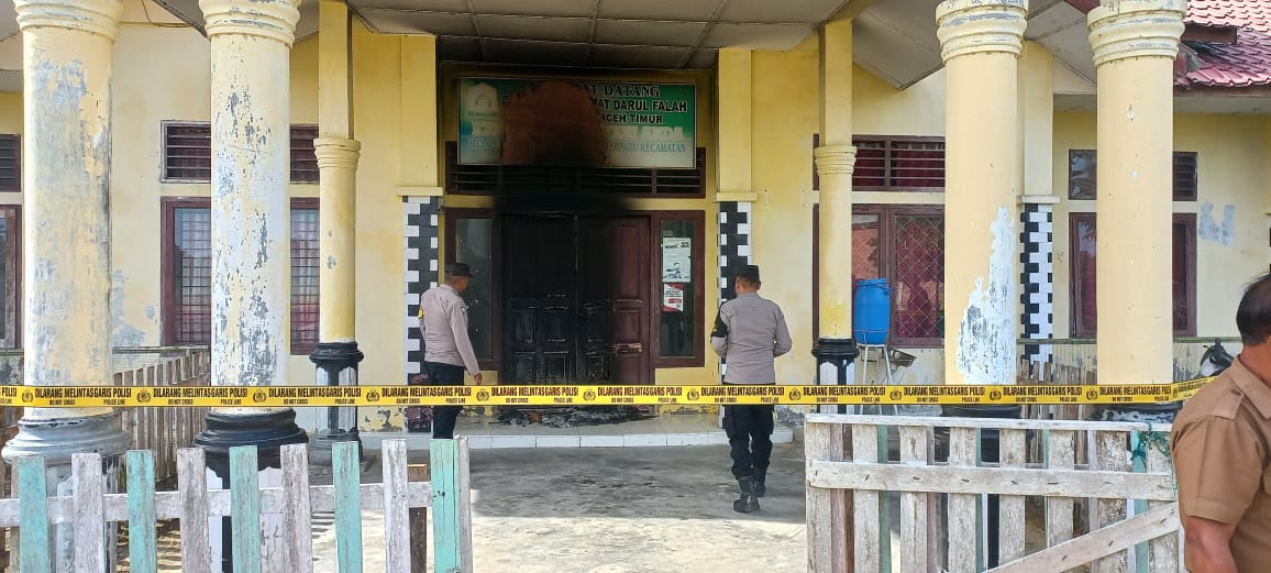 Polisi Selidiki Penyebab Terbakarnya Pintu Kantor Camat Darul Falah, Aceh Timur