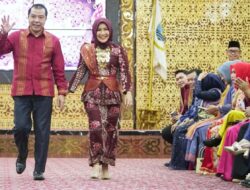 H Mukti Bersama Hj Indria Tampil Memukau pada Festival Tenun Songket dan Batik Jambi Kantor Gubernur Jambi