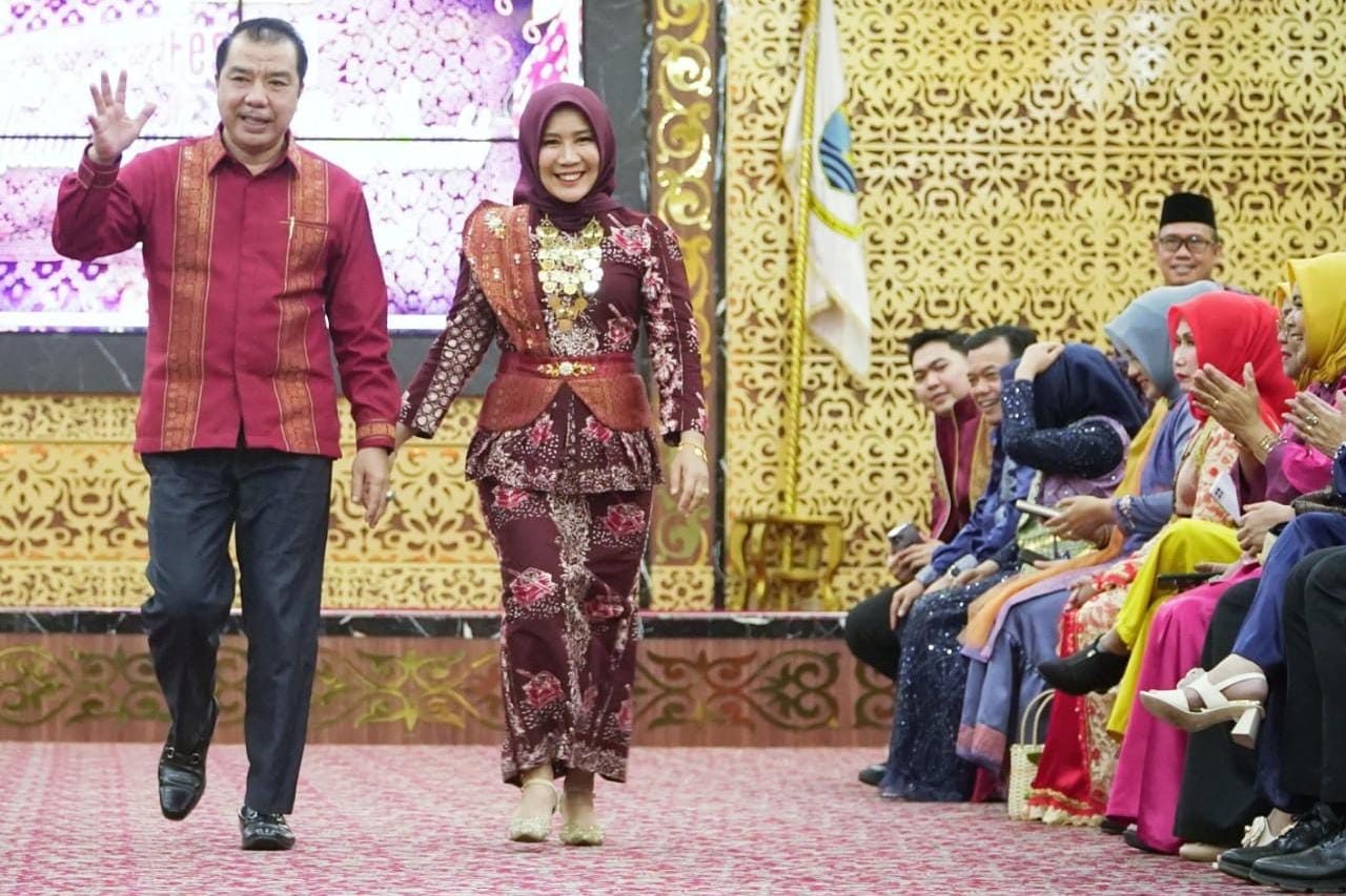 H Mukti Bersama Hj Indria Tampil Memukau pada Festival Tenun Songket dan Batik Jambi Kantor Gubernur Jambi