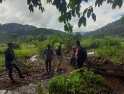 Babinsa Koramil 420-01/Batang Asai, Koptu Suyanto, memimpin patroli pencegahan kebakaran hutan dan lahan (Karhutla) di Desa Muara Air Dua,