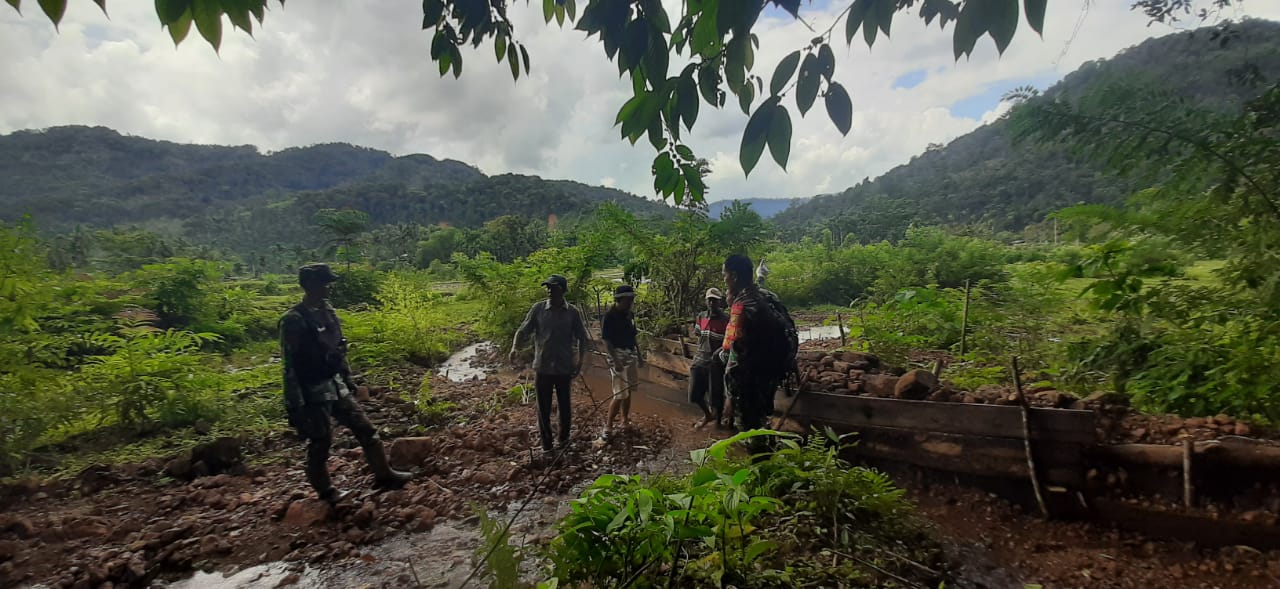 Babinsa Koramil 420-01/Batang Asai, Koptu Suyanto, memimpin patroli pencegahan kebakaran hutan dan lahan (Karhutla) di Desa Muara Air Dua,