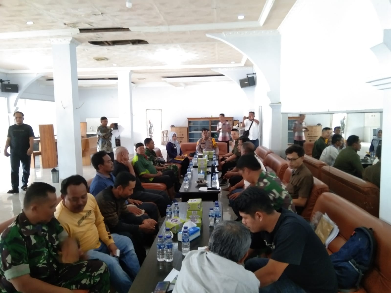 Babinsa Hadiri Acara Mediasi Kasus Penusukan di PT. SGN di Hotel Kacik Mentawak