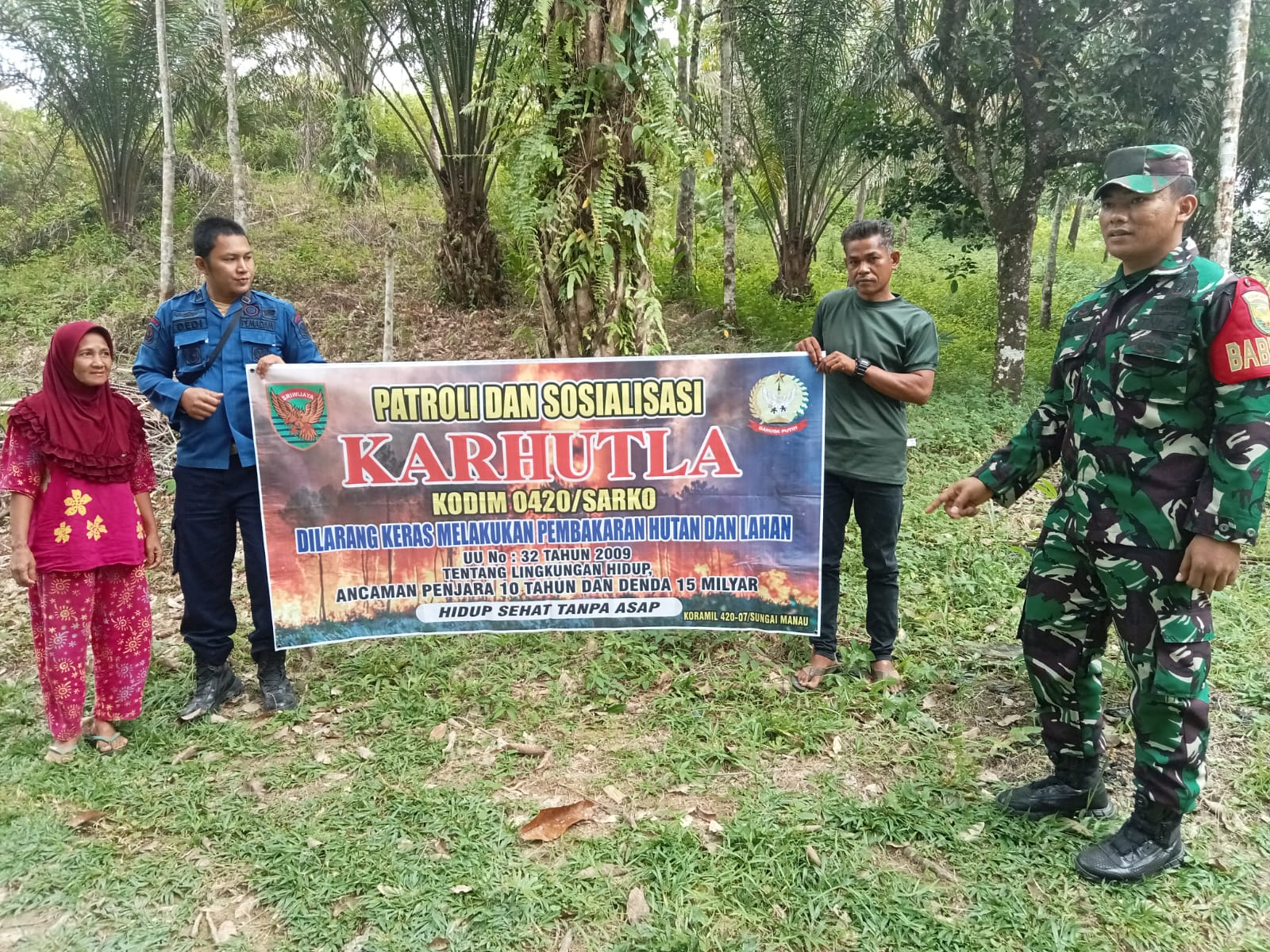 Babinsa Koramil 420-07/ Sei Manau Melaksanakan Sosialisasi Dan Patroli Pencegahan Karhutla Di Wilayah