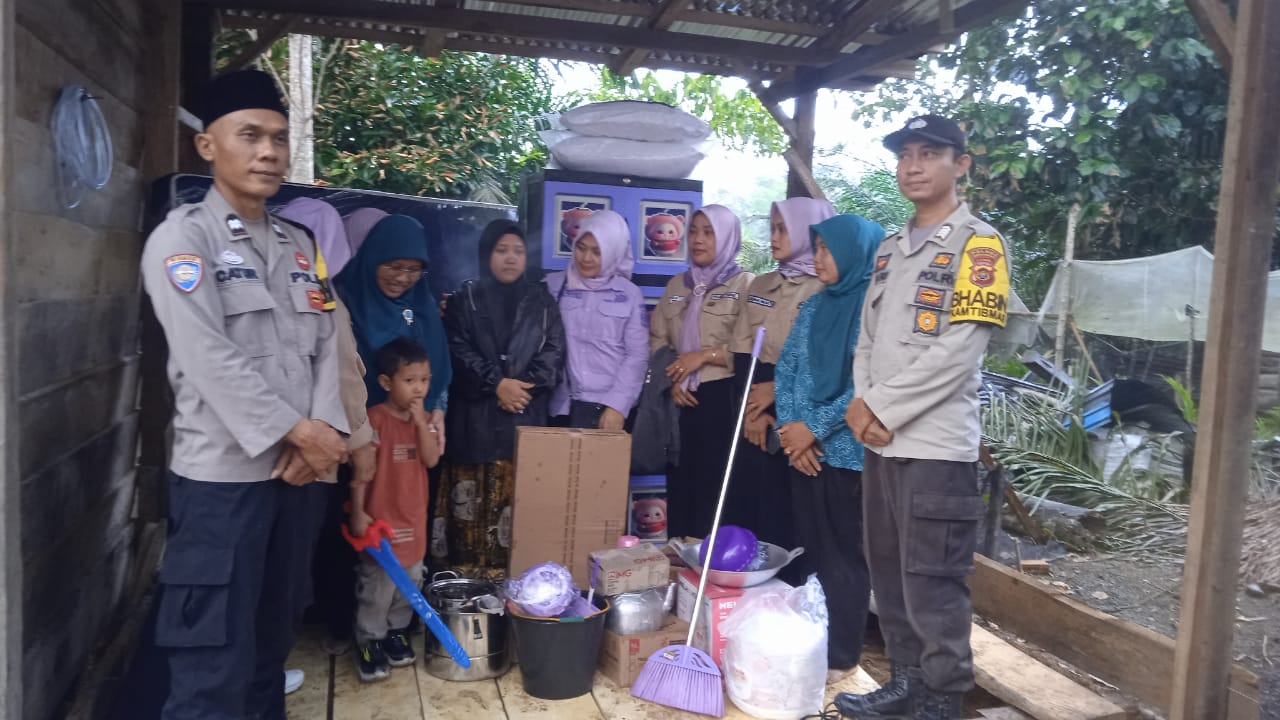 Yayasan Jum’at Berkah Tabir Selatan Kunjungi Warga Pasca Bencana