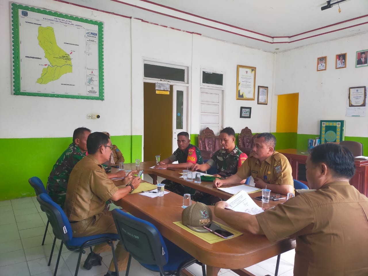 Babinsa Sertu Gugi Melaksanakan Komsos Bersama Masyarakat di Desa Baru, Kecamatan Pangkalan Jambu, Kabupaten Merangin