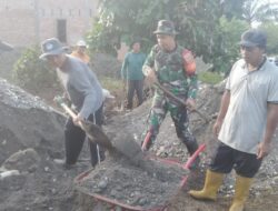 Babinsa Serda Erfit Laksanakan Gotong Royong di Desa Mentawak Baru, Kecamatan Air Hitam