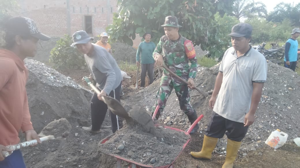 Babinsa Serda Erfit Laksanakan Gotong Royong di Desa Mentawak Baru, Kecamatan Air Hitam