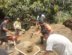 Babinsa Kopda Joni Laksanakan Gotong Royong Bersama Masyarakat di Desa Durian Batakuk, Kecamatan Renah Pembarap