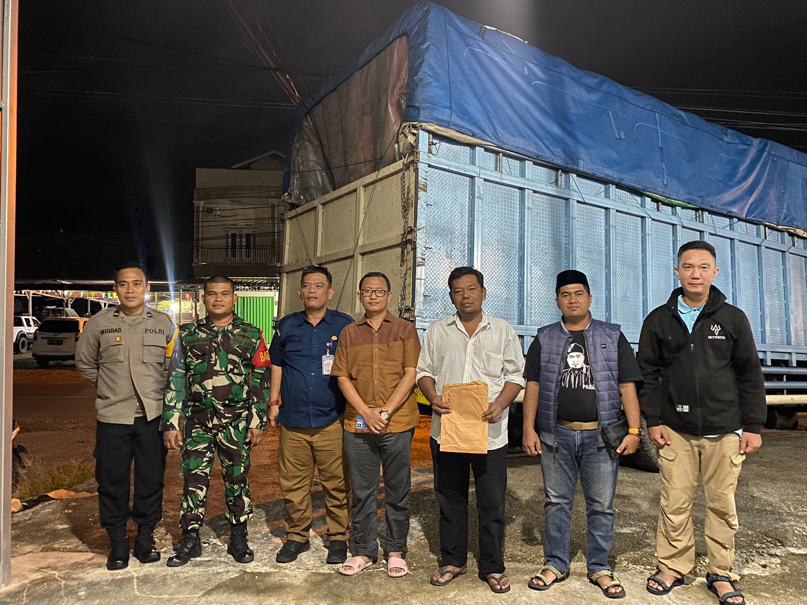 Babinsa Koramil 09/Bangko Kopda Robin Hadiri Penurunan Logistik Pemilu di Gudang KPU Kabupaten Merangin