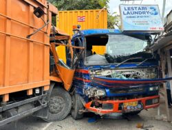 Truk Pengangkut Peralatan PON XXI Terlibat Kecelakaan di Aceh Timur