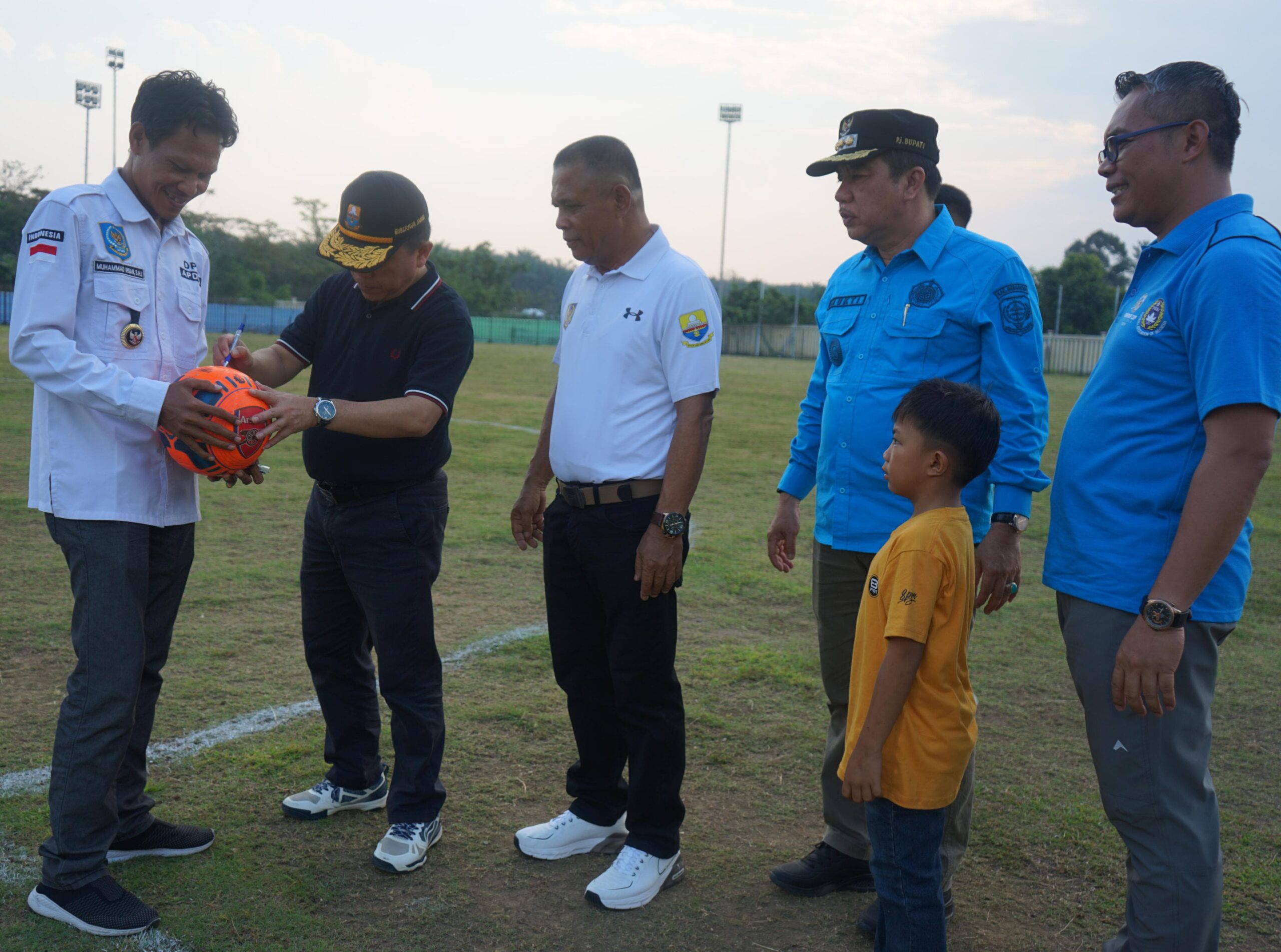 Didampingi Pj Bupati, Gubernur Buka Turnamen Bola Apdesi II H Al Haris: Untuk Jalin Silaturahmi dan Pelepas Penat