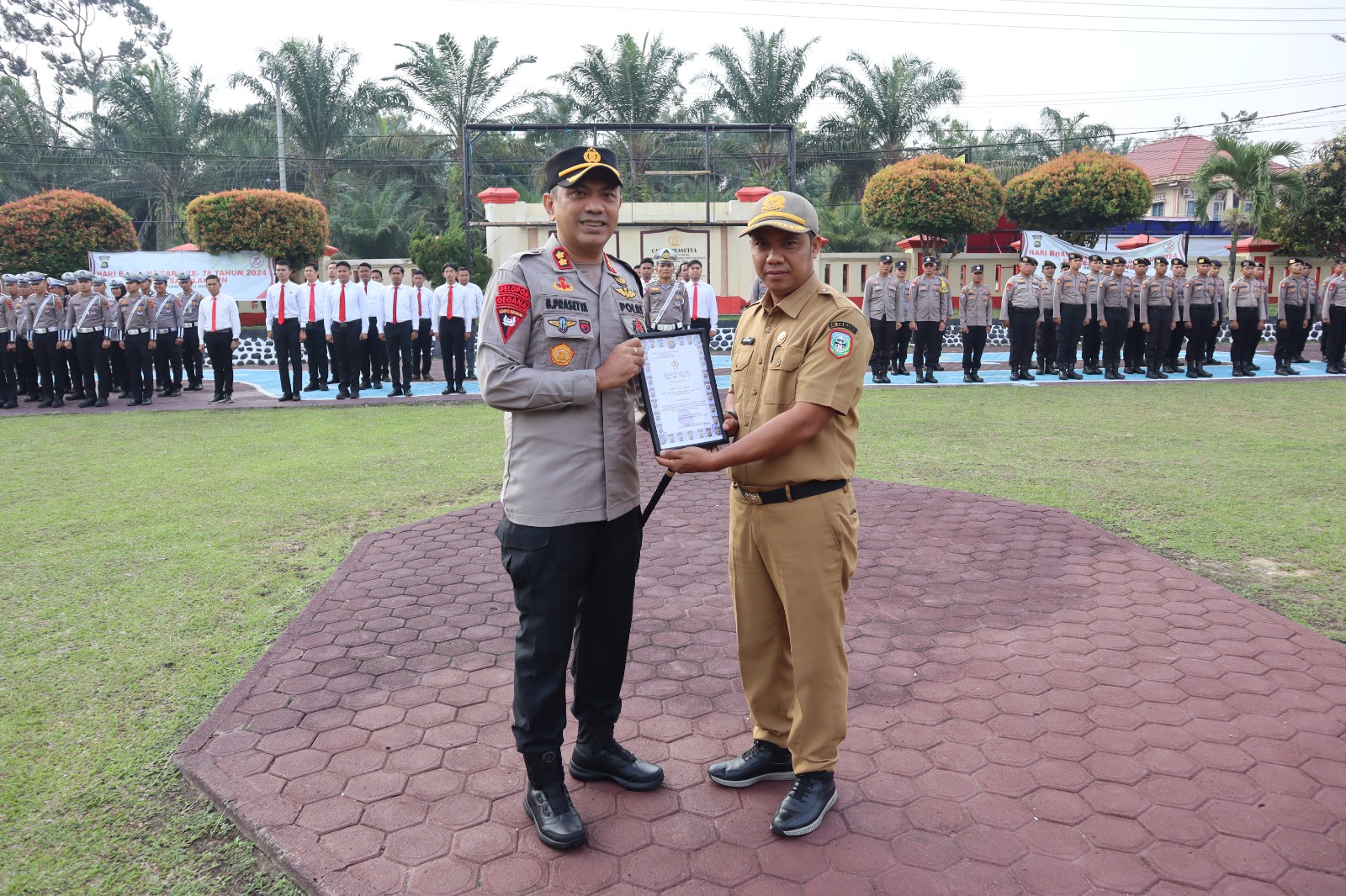 Kapolres Sarolangun Berikan Penghargaan kepada Stakeholder Yang Aktif Membantu Kegiatan Kepolisian