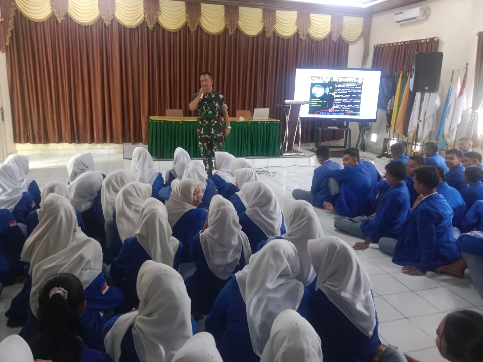 Danramil 09/ Bangko Mayor Arm Adi Hernizam Berikan Materi Bela Negara kepada Siswa Siswi SMA 12 Merangin