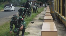 Prajurit Kodim 0420/Sarko Bersama Warga Laksanakan Pembersihan di Lapangan Bola Desa Bedeng Rejo, Persiapan Pembukaan TMMD ke-122