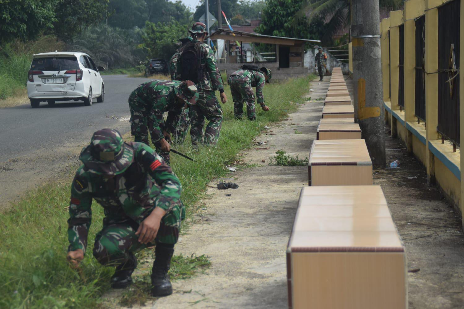 Prajurit Kodim 0420/Sarko Bersama Warga Laksanakan Pembersihan di Lapangan Bola Desa Bedeng Rejo, Persiapan Pembukaan TMMD ke-122