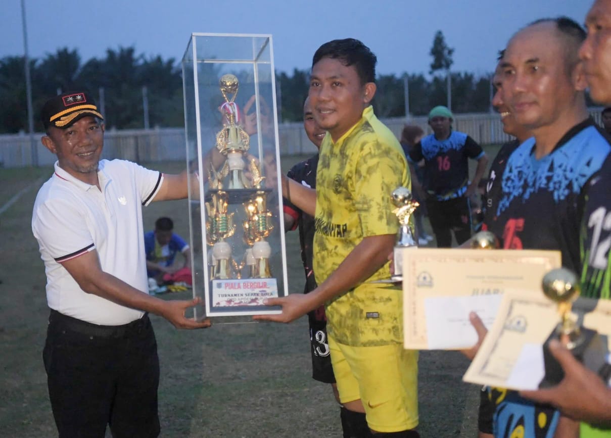 Merangin Juara Pertama Turnamen Bola Apdesi II Cup Ditutup Pj Bupati Merangin Jangcik Mohza