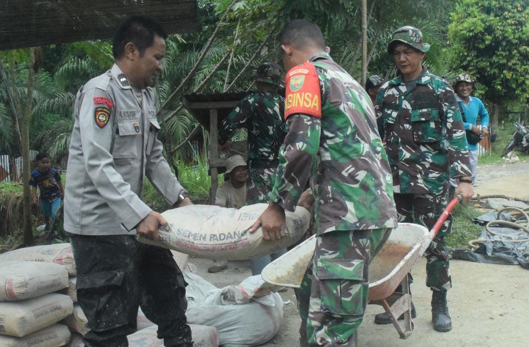 Kodim 0420/Sarko Laksanakan Karya Bakti Memperingati HUT TNI Ke-79 di Desa Parit Ujung Tanjung