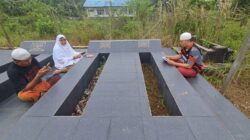 Calon Wakil Bupati melawi Ke Makam Kedua Orang Tuanya”.