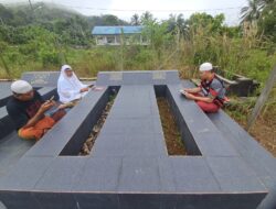 Calon Wakil Bupati melawi Ke Makam Kedua Orang Tuanya”.