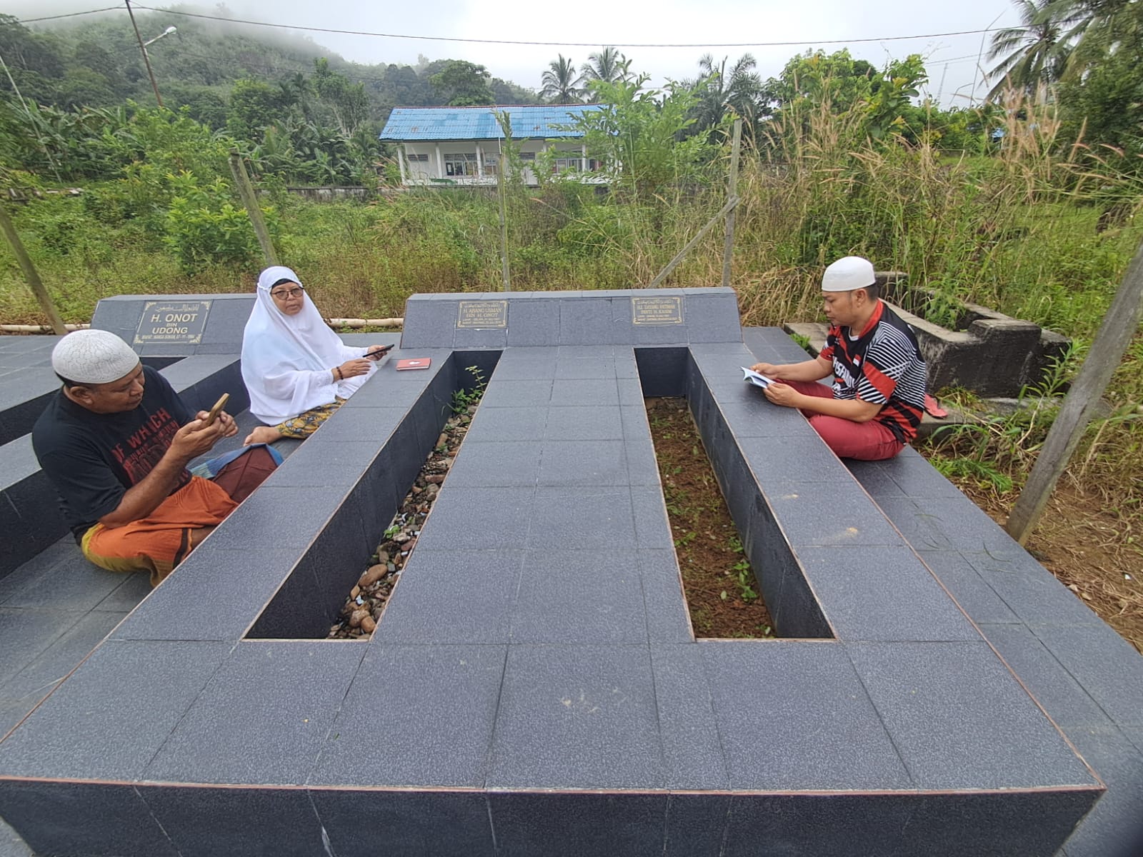 Calon Wakil Bupati melawi Ke Makam Kedua Orang Tuanya”.