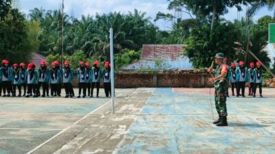 Danramil 420-09/Bangko Berikan Materi LKBB, TUS, dan TUM kepada Siswa SMA 12 Merangin