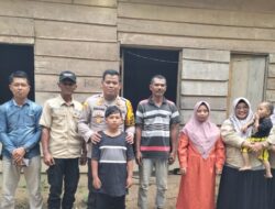 Kapolsek Tabir Selatan Polres Merangin Bersama Yayasan Jum’at Berkah Sambangi Salah Satu Keluarga di Desa Bungo Antoi