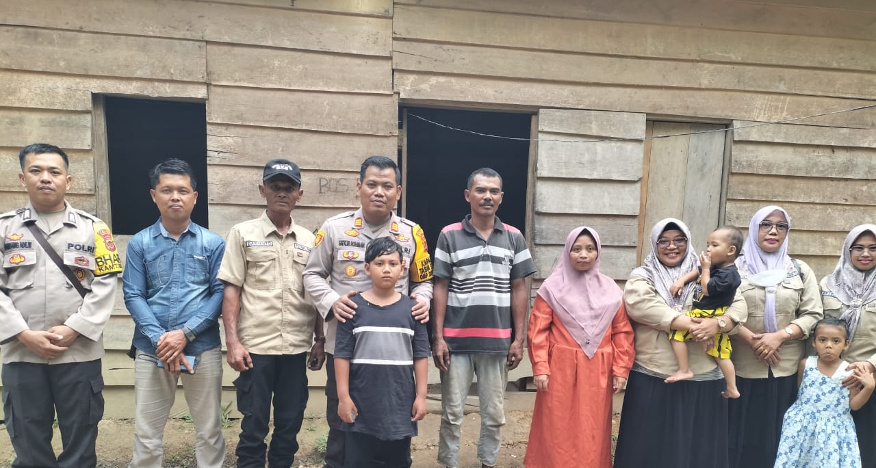 Kapolsek Tabir Selatan Polres Merangin Bersama Yayasan Jum’at Berkah Sambangi Salah Satu Keluarga di Desa Bungo Antoi