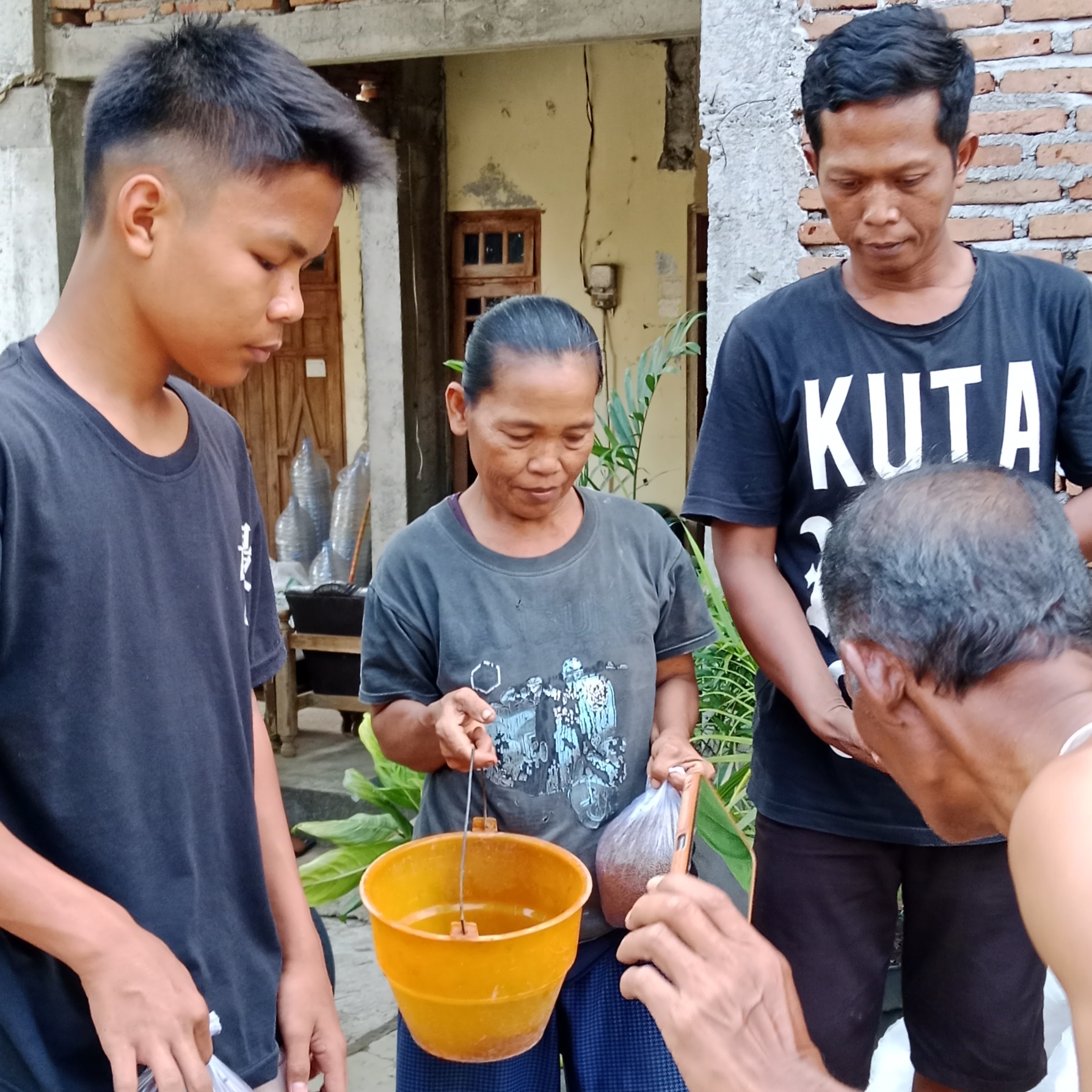 Desa Bulu, Kecamatan Polokarto, Distribusikan Bibit Lele kepada Warga untuk Tingkatkan Ketahanan Pangan dan Ekonomi