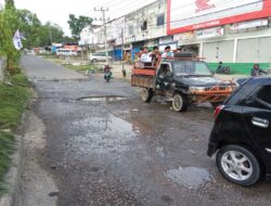 Jalan Rusak Dalam Kota,Pemerintah daerah di minta lebih Memprioritaskan Jalan