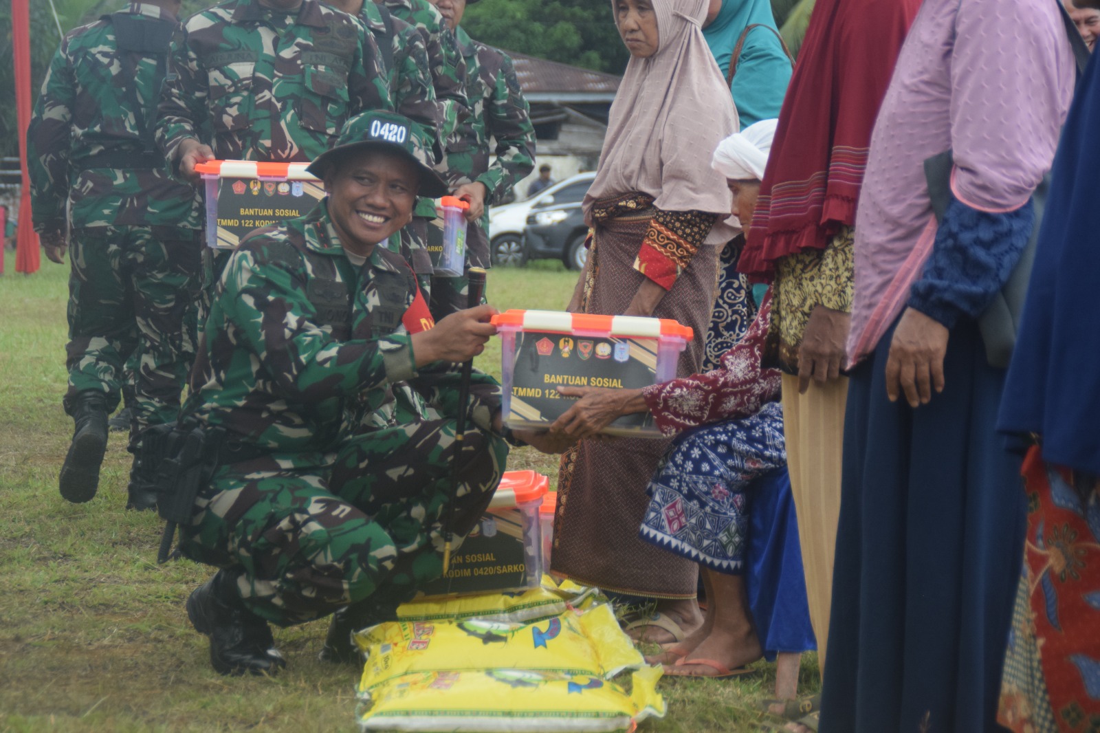 Warga Sambut Gembira Saat TNI Bagikan Puluhan Sembako