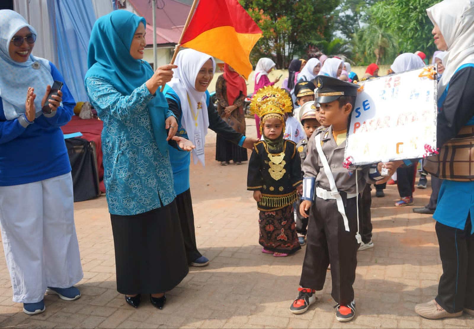 Bunda Paud Merangin Buka Pawai Himpaudi Hari Anak 2024