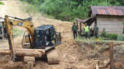 Turunkan Alat Berat Jenis Excavator, Satgas TMMD ke 122 Perbaiki Jembatan Darurat