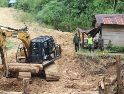 Turunkan Alat Berat Jenis Excavator, Satgas TMMD ke 122 Perbaiki Jembatan Darurat