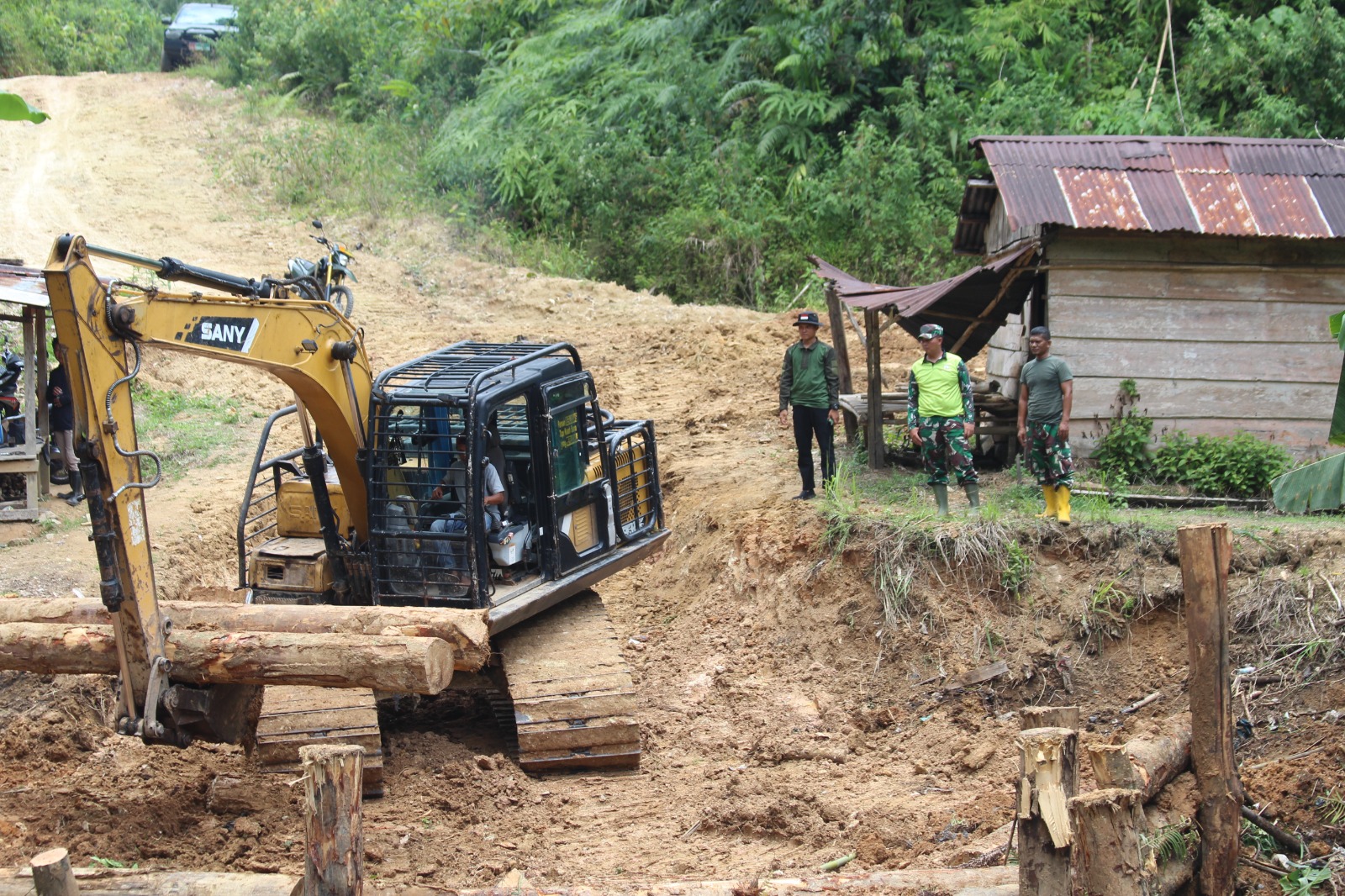 Turunkan Alat Berat Jenis Excavator, Satgas TMMD ke 122 Perbaiki Jembatan Darurat