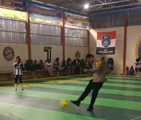 AKBP Budi Prasetya, S.IK, M.Si Tendang Bola ke Gawang Buka Turnamen Futsal Kapolres Sarolangu Cup